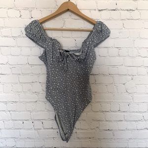 ✨BOGO✨ Wild fable floral capped sleeve body suit